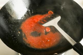 不用另起锅，直接用煎过虾的油爆香姜片，姜片变的皱皱的，能闻到姜的香味，再下入番茄酱炒香。