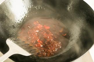 再加入少许水和生抽、盐、白糖等调料，再煮一会，汤汁变的浓稠，如果颜色不够深，可以再加5毫升生抽调色。