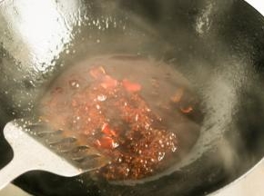 再加入少许水和生抽、盐、白糖等调料，再煮一会，汤汁变的浓稠，如果颜色不够深，可以再加5毫升生抽调色。