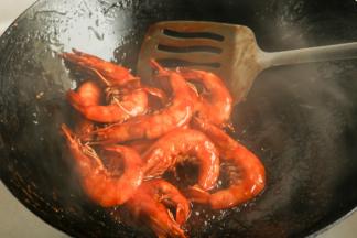 翻炒均匀，所有的虾都裹满调料，如果料汁不够浓稠，就再略微收一下汁。