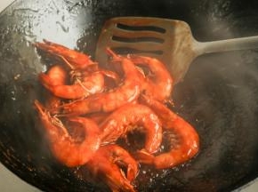 翻炒均匀，所有的虾都裹满调料，如果料汁不够浓稠，就再略微收一下汁。