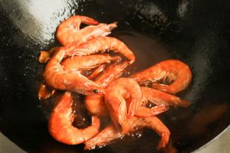 把刚才剪好的虾放进去