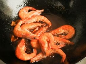 把刚才剪好的虾放进去