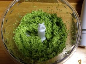 
放入料理机，搅成碎粒