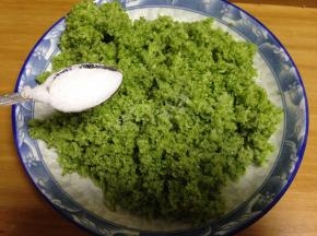 
撒少许的盐拌匀