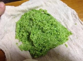 晾至不烫手，然后尽量挤干西兰花的水分