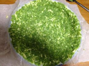 倒入铺好油纸的烤盘，用勺子压平约2mm厚