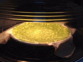 
放入预热好烤箱，上下火均220℃、热风循环8分钟，芝士很快融化，大部分水分也烤出，形成结实的饼底