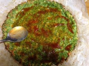 
烤好的饼底，取出抹上薄薄的一层披萨酱