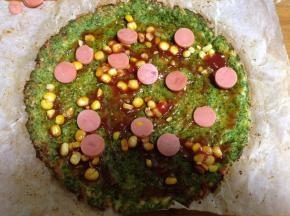 
撒上适量玉米粒和火腿肠