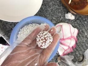 在将肉丸放到糯米里裹一层糯米，盛在瓷盘里，蒸25分钟即成。