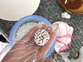 在将肉丸放到糯米里裹一层糯米，盛在瓷盘里，蒸25分钟即成。