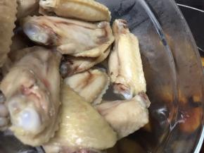 差不多的时候用筷子戳一下土豆，如果筷子容易戳进土豆里，那么加入鸡翅，如果土豆还是比较硬就再稍微煮一下