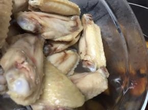 差不多的时候用筷子戳一下土豆，如果筷子容易戳进土豆里，那么加入鸡翅，如果土豆还是比较硬就再稍微煮一下