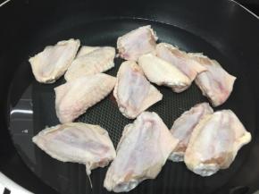 鸡中翅洗干净和冷水一起下锅，开大火