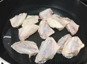 鸡中翅洗干净和冷水一起下锅，开大火