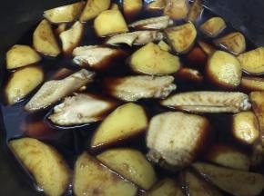 加入鸡中翅后尽量让鸡中翅泡在可乐醋里