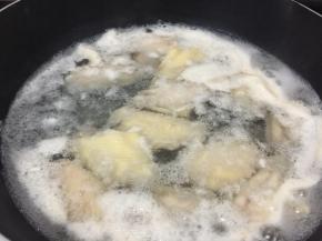 煮至水开，嘌呤都出来了，捞起沥干水