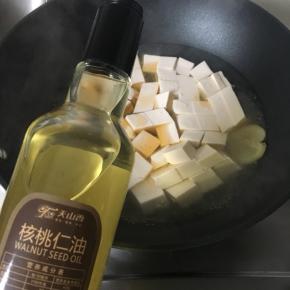 加入25毫升核桃油、25毫升虾油和300毫升水