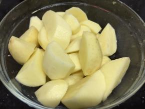 土豆去皮，切成大一点的块