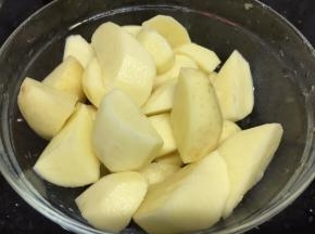 土豆去皮，切成大一点的块