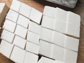 豆腐切小块