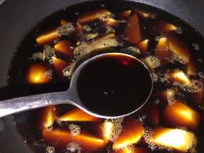 加入酱油和老抽