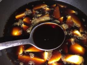 加入酱油和老抽