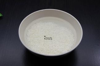 粥米洗净，浸泡10分钟；粥米也可以用普通大米。