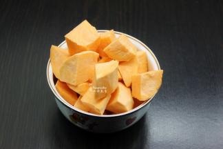 去皮的红薯，洗净，切块；