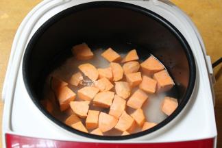 浸泡好的粥米、切好的红薯块，放入电饭锅中；