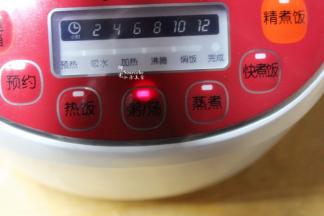 按粥/汤键，约45分钟即可；每个电饭锅不同，功能键略有不同。