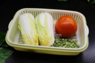 准备好娃娃菜、西红柿、甜豆、猪瘦肉、香菜等；