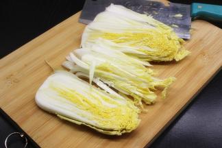 娃娃菜洗净，沥干水，切丝；