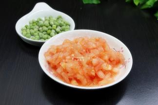 甜豆洗净，沥干水，西红柿洗净去皮，切粒；