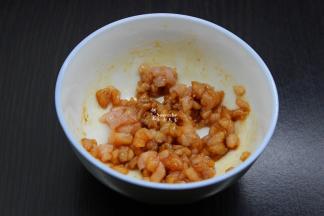 猪瘦肉洗净，切丝，放盐、油、生抽、生粉拌均腌制；