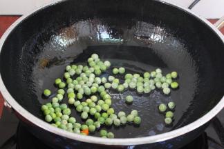 中小火，煸炒甜豆熟，起锅；