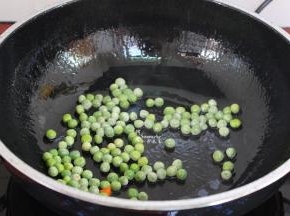 中小火，煸炒甜豆熟，起锅；