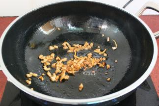 热锅，倒油，放入肉丝、生姜丝爆炒熟，起锅；