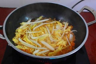 把娃娃菜丝，加入煮八成熟；