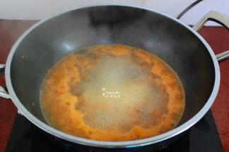 加入适量的饮用水，煮沸；