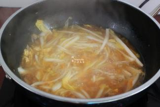 加入生粉勾芡，再次煮沸；