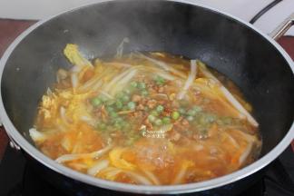 把炒好的甜豆、肉丝放入煮；