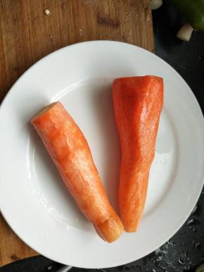 胡萝卜洗净去皮