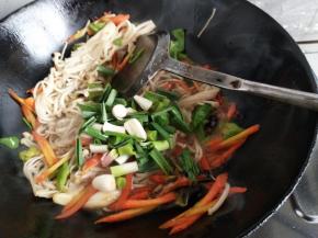 加入蒜加少许盐调味