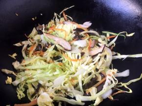 放入香菇、木耳、圆白菜，炒匀。