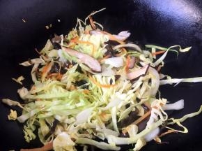 放入香菇、木耳、圆白菜，炒匀。