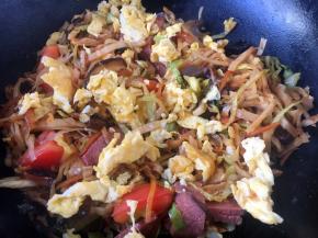 将其翻炒均匀。