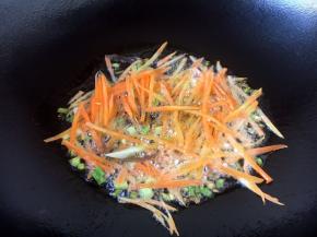 放入胡萝卜丝煸炒几下。