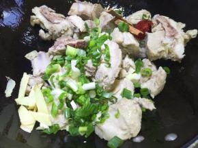 放入配料翻炒片刻